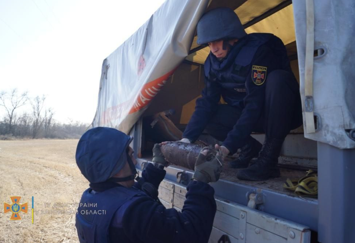 В поле под Запорожьем обнаружили десятки мин и авиабомбы (ФОТО)