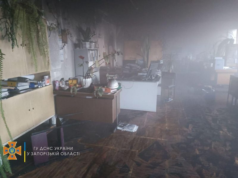 В Запорожье 40 спасателей тушило офис научного института