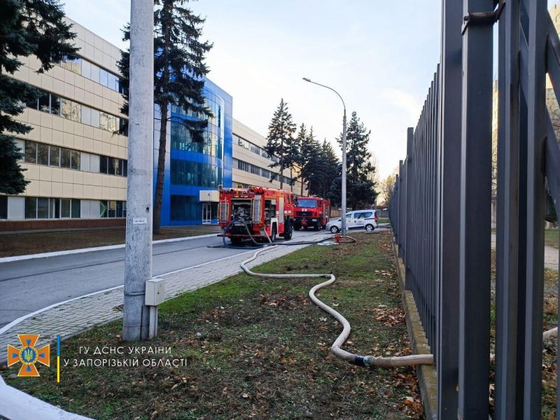 В Запорожье 40 спасателей тушило офис научного института