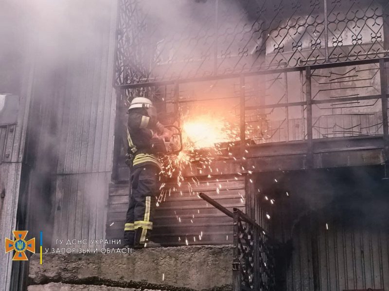 В Запорожье пожар охватил двухэтажное здание - фото