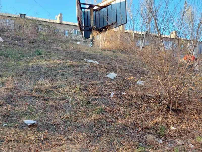 В Запорожье возле пешеходного моста устроили свалку мусора - фото