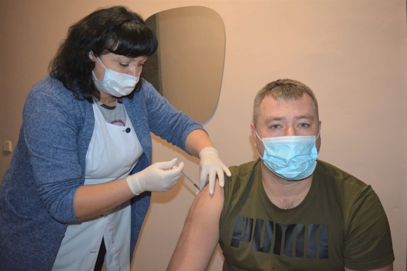 Владимир Зеленский вакцинировался от коронавируса в Запорожье