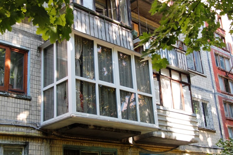 Запорожанка случайно выпала с балкона: женщина получила серьезные травмы