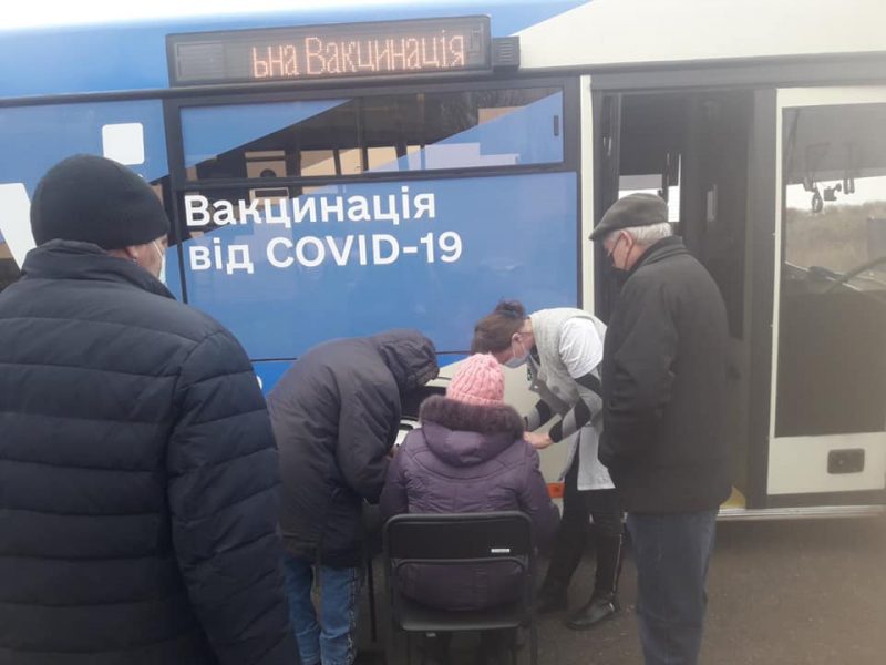 Запорожцев начали вакцинировать в специально оборудованном автобусе 