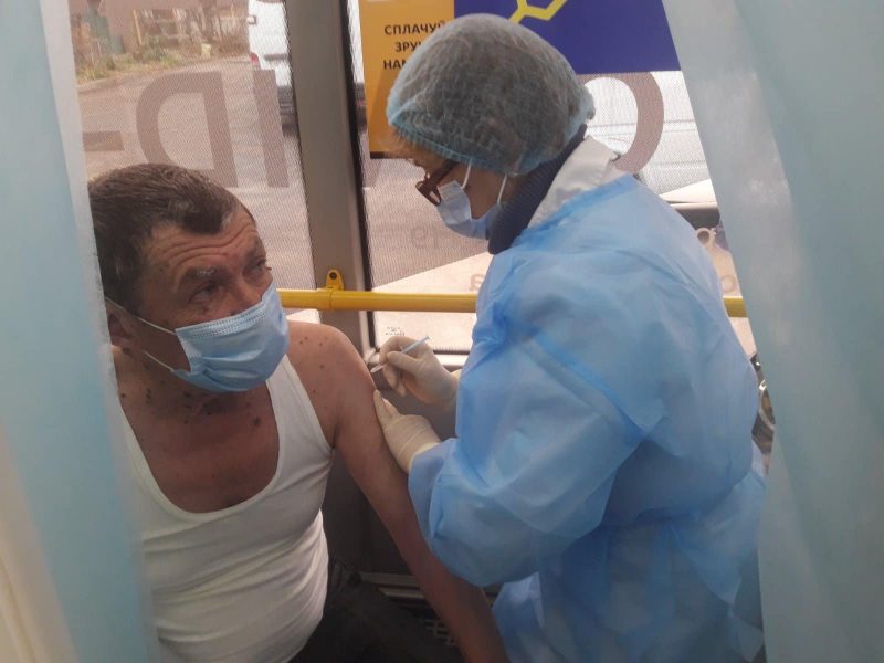 Запорожцев начали вакцинировать в специально оборудованном автобусе 