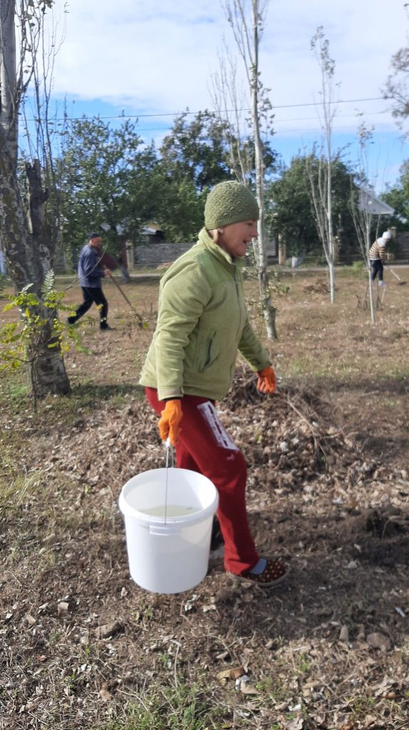 Жители запорожского села обустроили парк и высадили деревья
