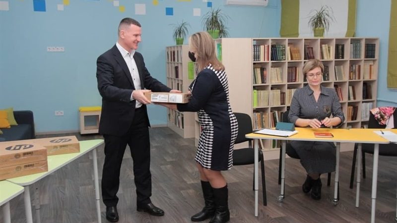 86 ноутбуков получили директора школ Шевченковского района