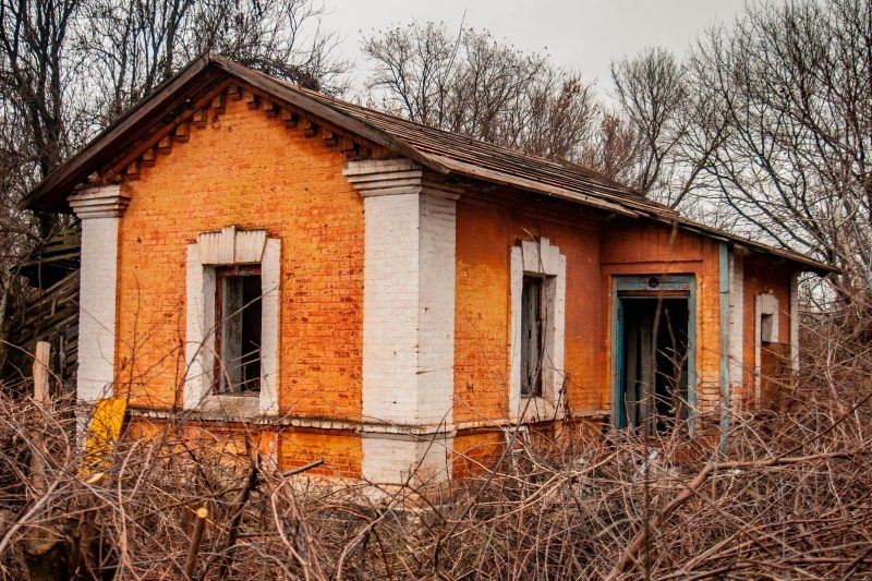Как в Запорожской области выглядит дом из красного кирпича, построенный в начале ХХ века 