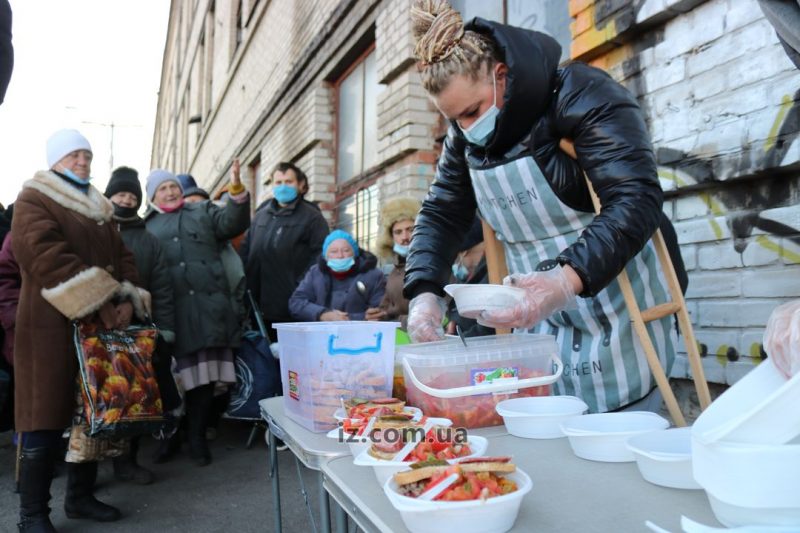 В неделю Инна и Олег Политовы раздают домашние обеды около сотни нуждающимся