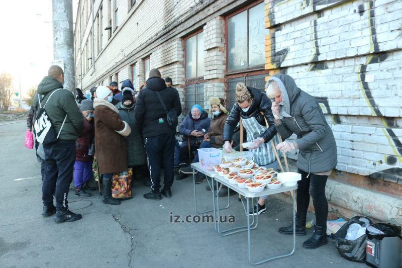 В неделю Инна и Олег Политовы раздают домашние обеды около сотни нуждающимся