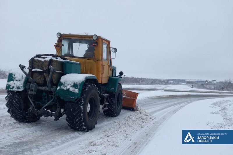 На дорогах в Запорожской области работает почти 100 единиц техники