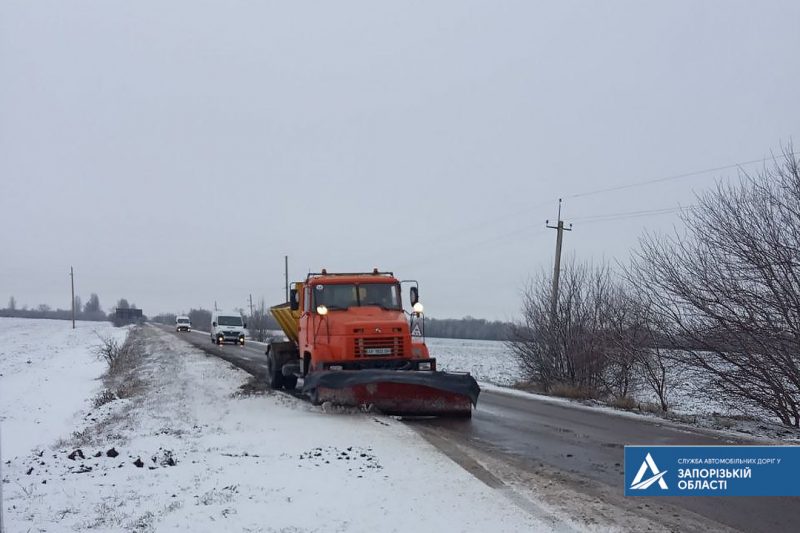 На дорогах в Запорожской области работает почти 100 единиц техники