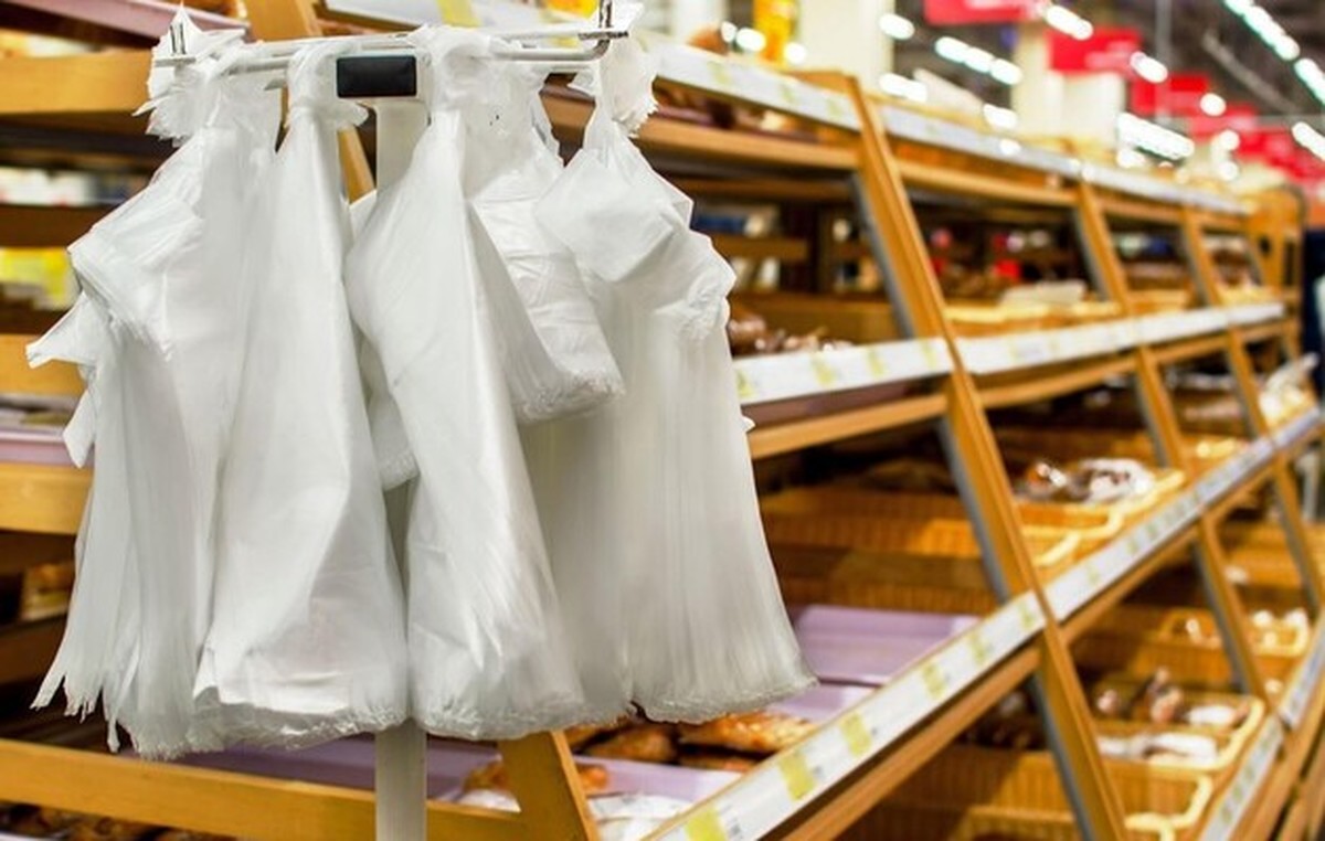 Не менее 2-х гривен: в запорожских супермаркетах подорожают пластиковые пакеты
