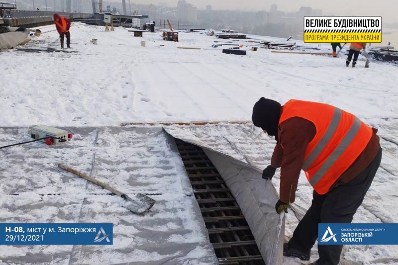 Несмотря на погодные условия, работы на запорожских мостах продолжаются — фото 
