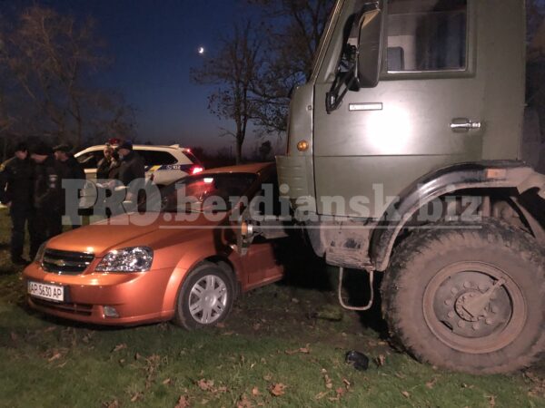 В Бердянске военный КамАЗ протаранил легковушку: есть пострадавшие (ФОТО)