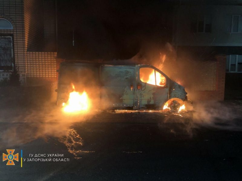 В городе Запорожской области ночью сгорел автомобиль 