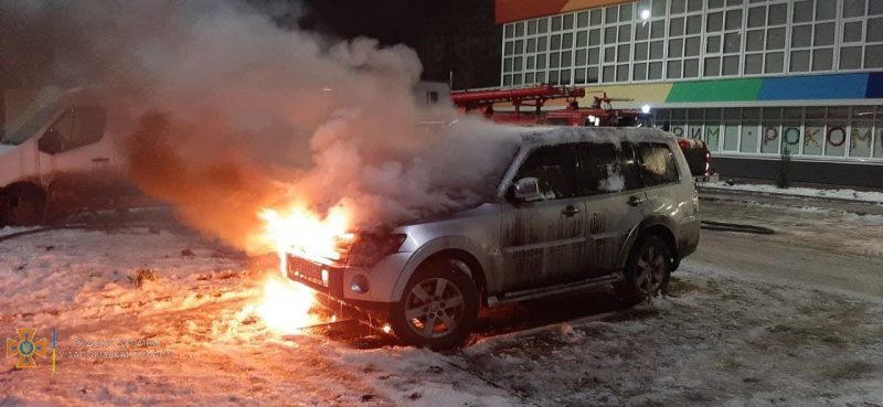 В Мелитополе при пожаре у иномарки пострадал моторный отсек