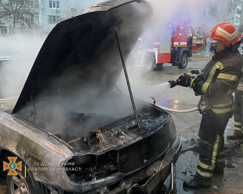 Пожар возник в моторном отсеке машины