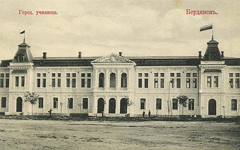 Старинное здание училища в Бердянске