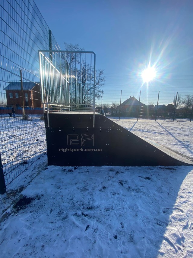 В куротном поселке Запорожской области строят спортивную зону со скейт-парком