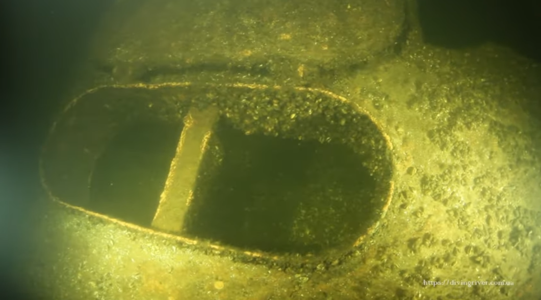 В Запорожье дайверы обнаружили загадочное затонувшее судно (ВИДЕО)
