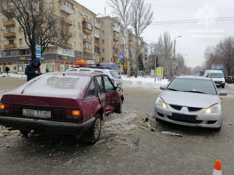 Происшествие случилось на перекрестке проспекта Соборного и улицы Гагарина. Здесь столкнулись две иномарки - Opel Ascona и Mitsubishi Lancer. 