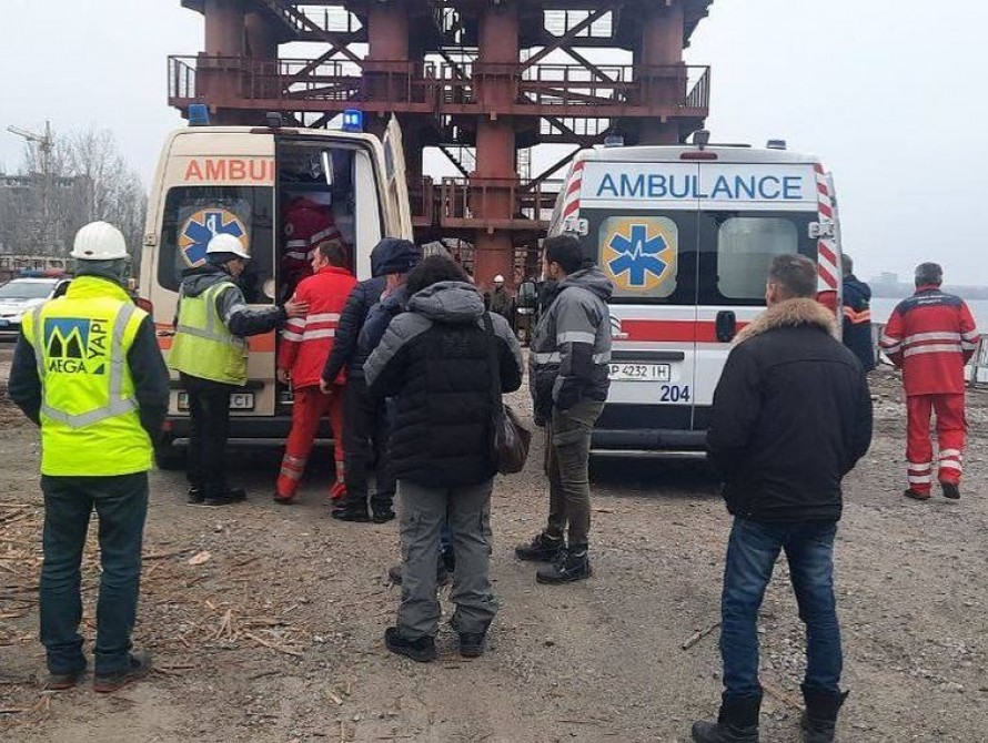 В Запорожье на строительстве мостов оторвался трос и ударил рабочего: мужчина в реанимации
