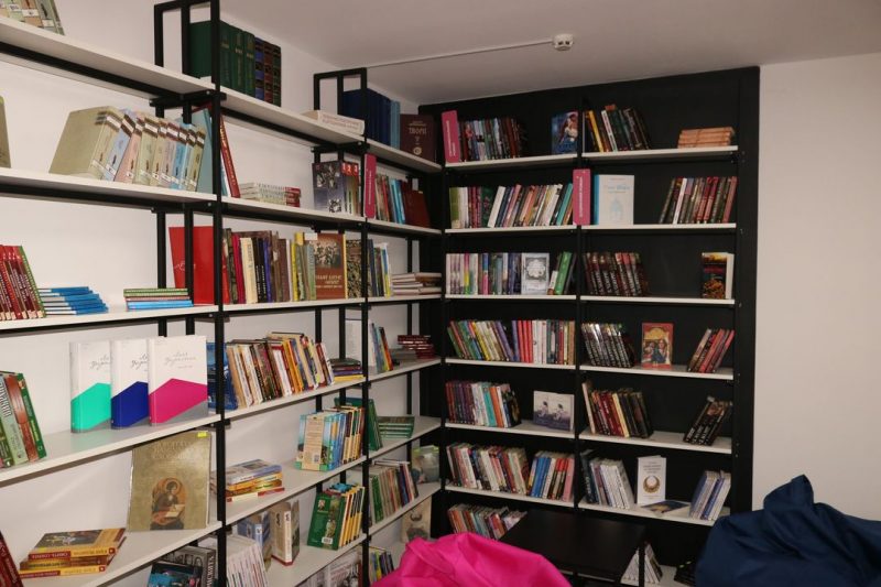 В Запорожье открылась обновленная библиотека с верандой для чтения на открытом воздухе 