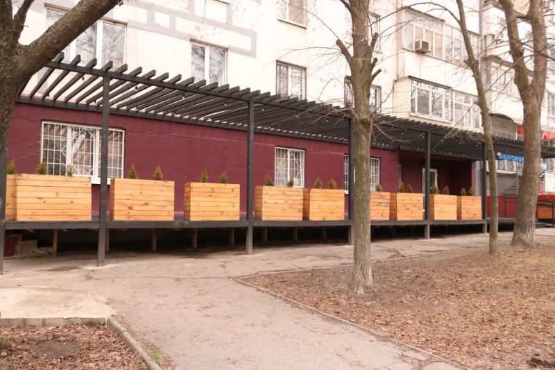 В Запорожье открылась обновленная библиотека с верандой для чтения на открытом воздухе 