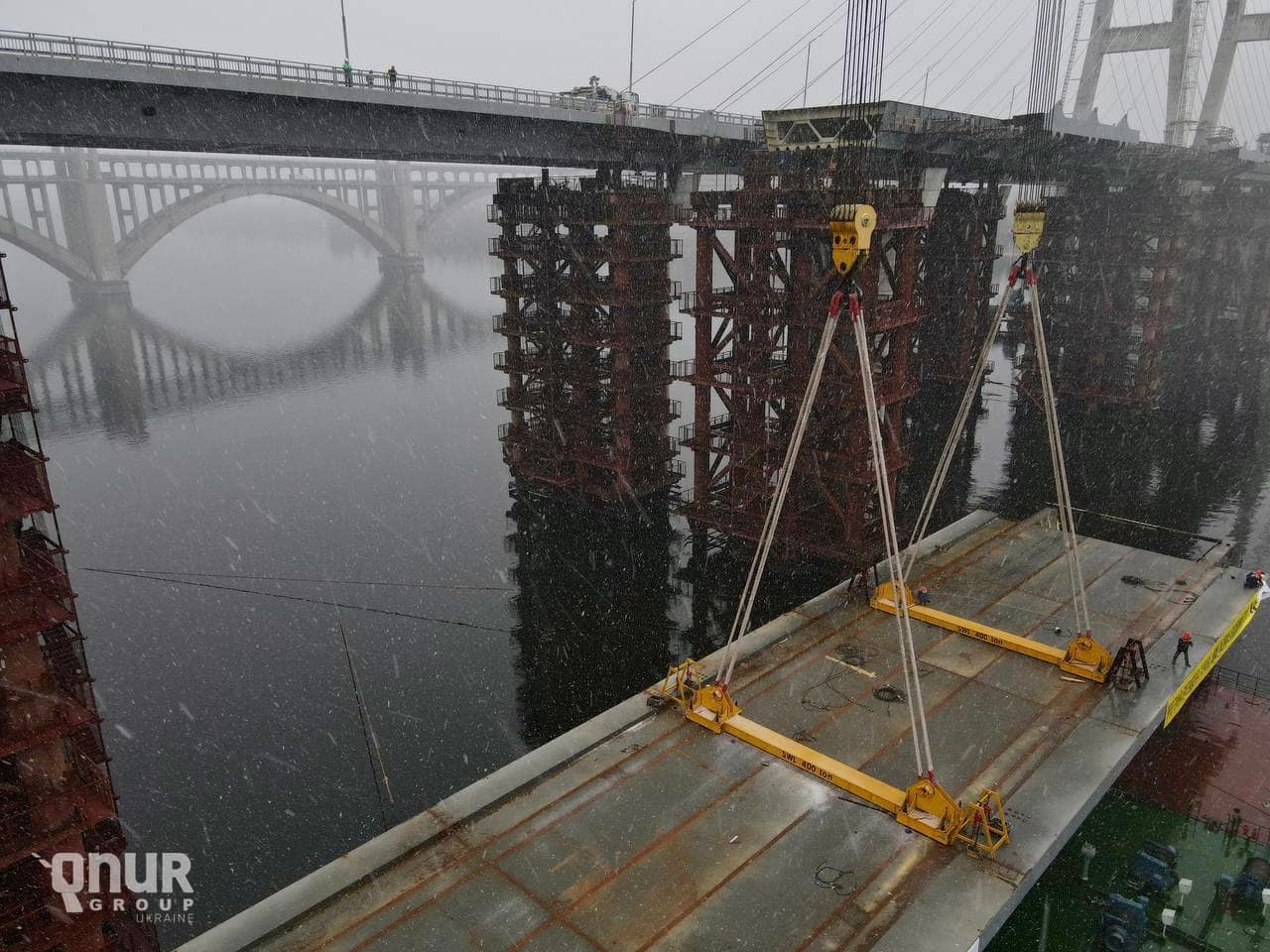 В Запорожье плавкран Zakhariy устанавливает последнюю опору вантового моста: когда открытие (ВИДЕО, ФОТО)