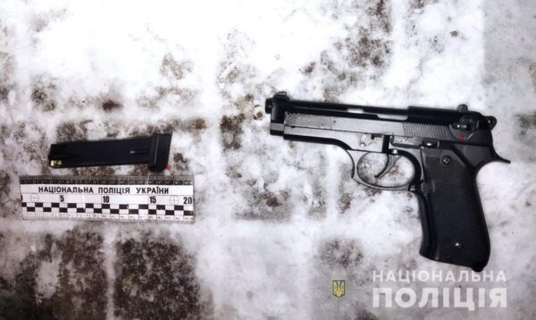 В Запорожье посетить катка начал угрожать оружием охране (ФОТО-ВИДЕО)