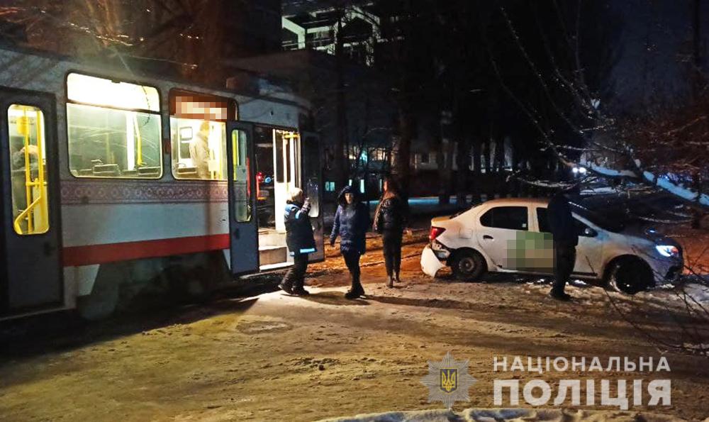 В Запорожье такси с пассажирами влетело под трамвай: водитель был под наркотиками (ФОТО)