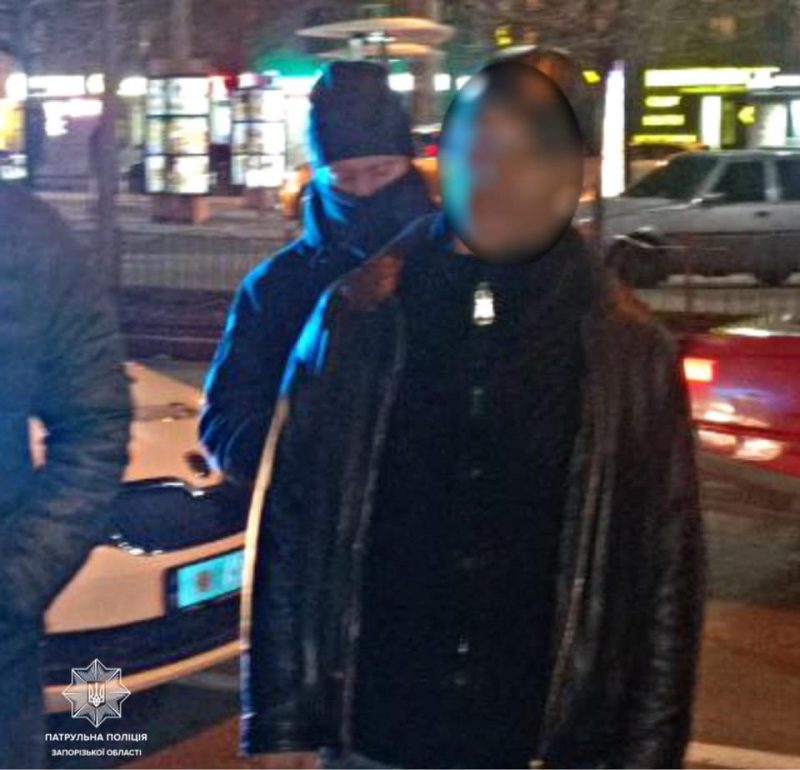 В Днепровском районе патрульные остановили автомобиль ЗАЗ Forza, водитель которого проехал на красный свет. Во время общения с мужчиной стало ясно, что он находится в состоянии наркотического опьянения.