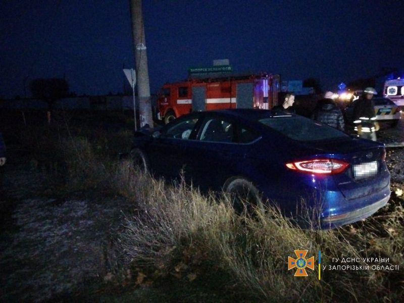 В Запорожье произошла авария: двоих людей зажало в разбитой машине