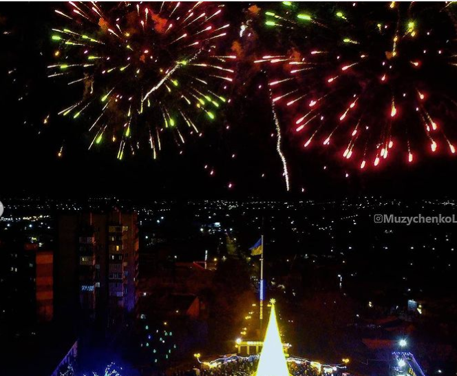 В Запорожской области небо осветил яркий фейерверк (ВИДЕО)