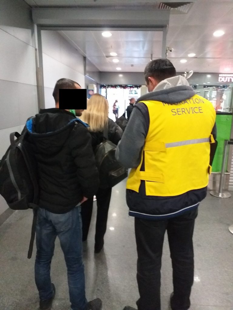 Запорожские миграционщики доставили нелегала в аэропорт для депортации
