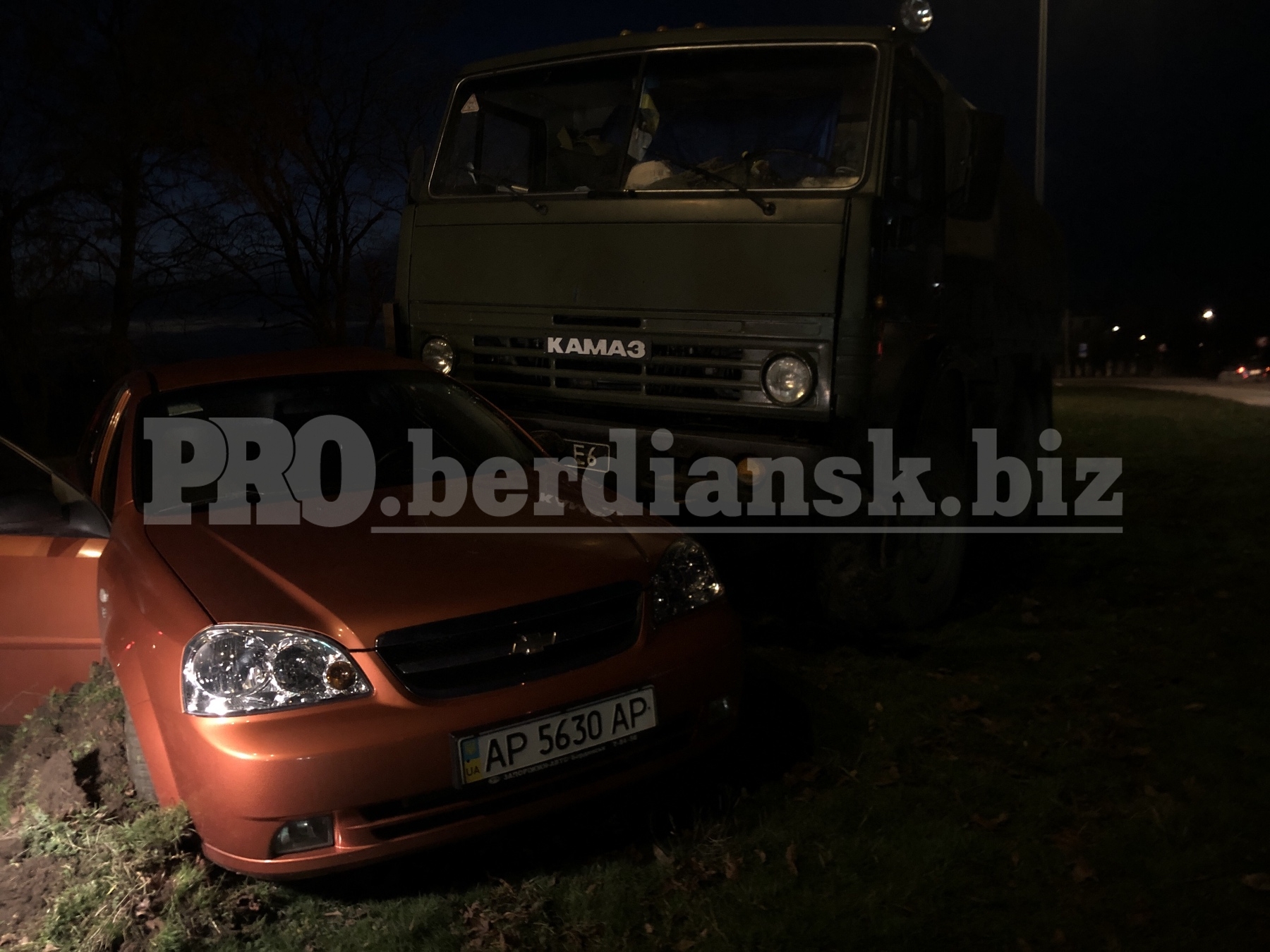 В Бердянске военный грузовик протаранил легковушку