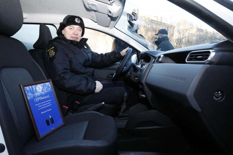 Новенькие Renault получили полицейские четырех подразделений