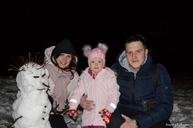 Жители Запорожья создали целую поляну снеговиков - фото