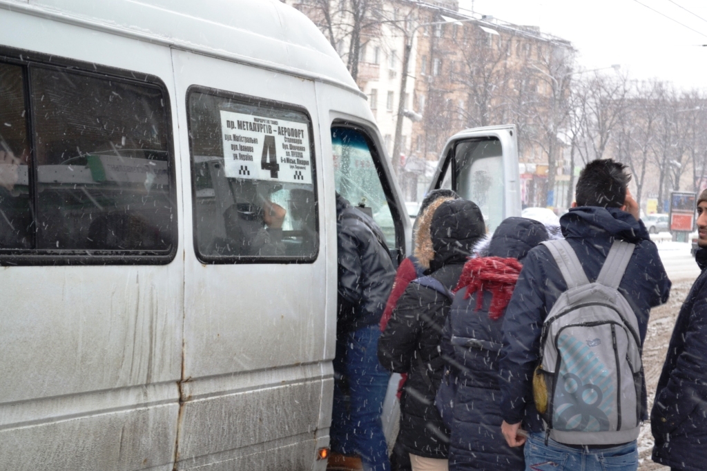 ЧП в запорожской маршрутке: пассажир набросился на водителя с кулаками и ножом