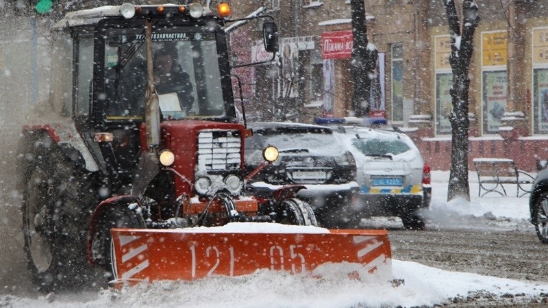 Город замело: где в Запорожье работает снегоуборочная техника