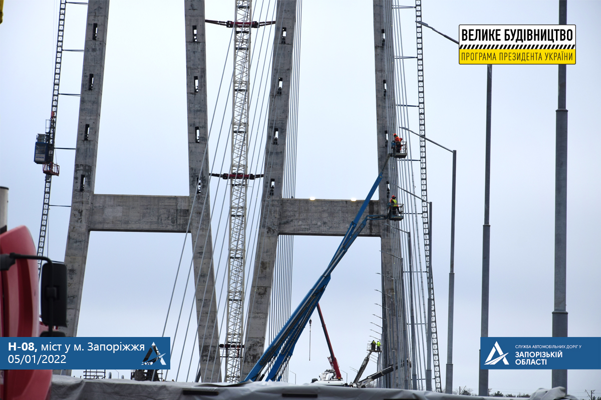 Готовятся к открытию: в Запорожье мостостроители украшают вантовый мост светодиодной подсветкой (ВИДЕО, ФОТО)