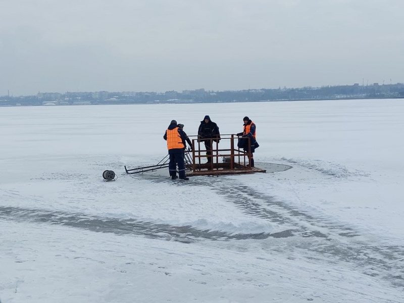 Запорожские водолазы постоянно тренируются спасать людей из ледяного плена
