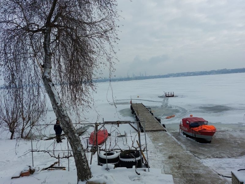 Запорожские водолазы постоянно тренируются спасать людей из ледяного плена