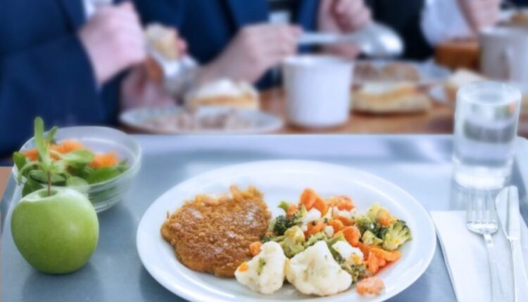 Меню на выбор: родители запорожских школьников могут ознакомиться с рецептами и фото блюд