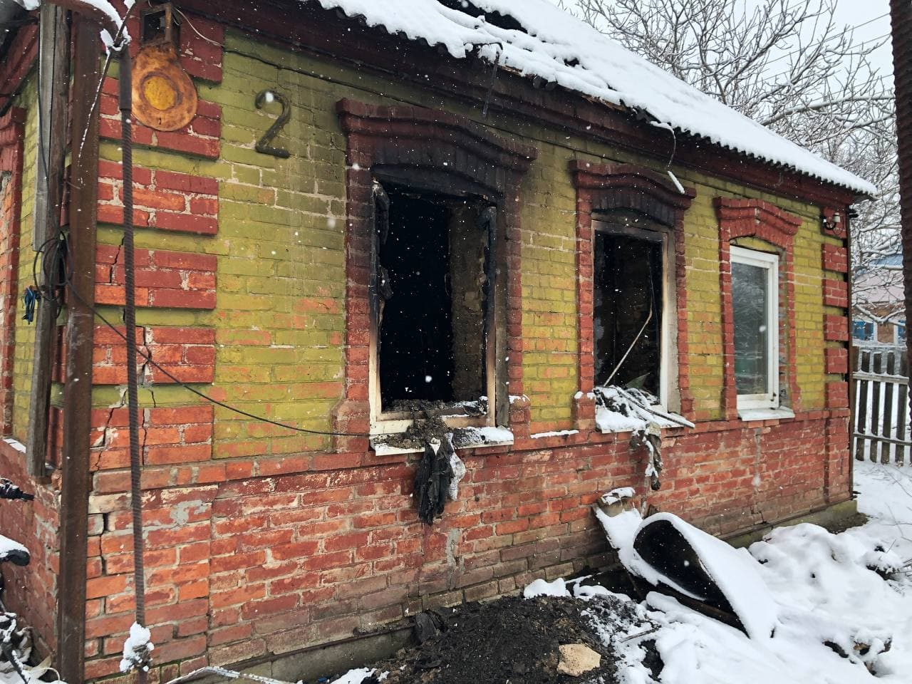 Вследствие пожара многодетная семья из Бердянска осталась без дома и средств к существованию
