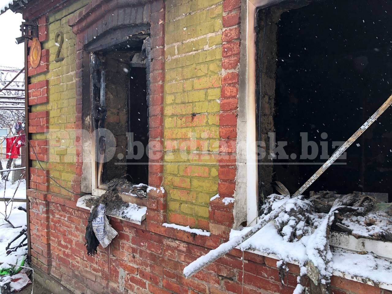 Вследствие пожара многодетная семья из Бердянска осталась без дома и средств к существованию