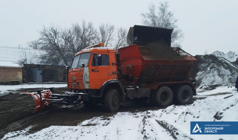 На дорогах в Запорожской области спецтехника работает в усиленном режиме - фото