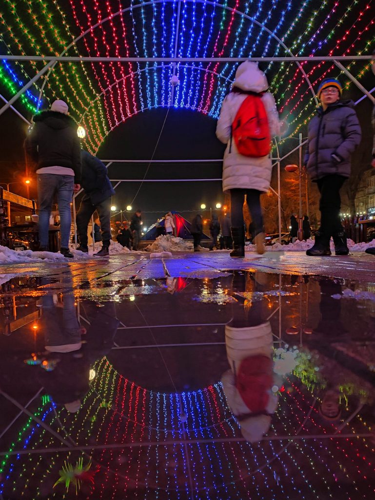 Новогодняя локация на бульваре Шевченко в Запорожье выглядит сказочно - фото 