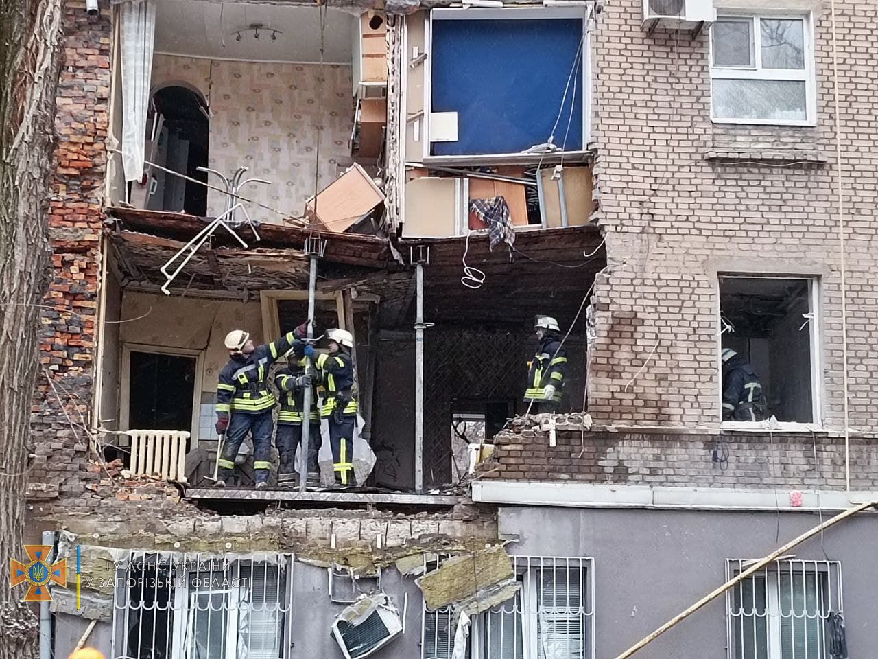 Полная разруха: в сети показали, что сейчас происходит на месте взрыва в многоэтажке в центре Запорожья (ФОТО)